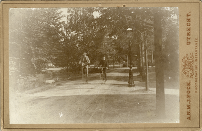 104425 Portret van G.W.P. van Dokkum, geboren 1870, kunstschilder te Utrecht, overleden 1931. Ten voeten uit, fietsend, ...